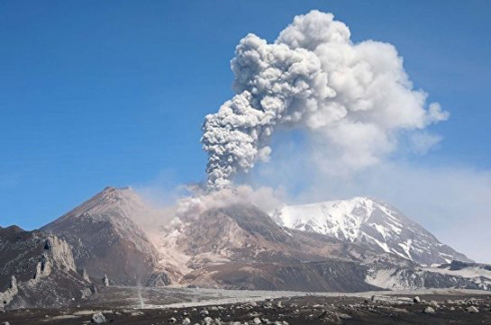 На Камчатке вулкан Шивелуч выбросил столб пепла на высоту шести километров