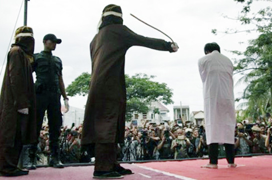 Ինդոնեզիայում երկու գեյ հրապարակային պատժի է ենթարկվել