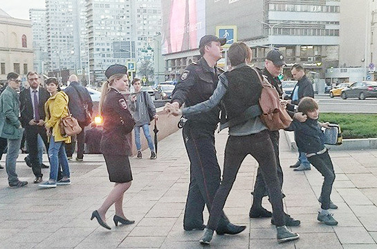 Մոսկվայի կենտրոնում ոստիկանները բռնի ուժով բերման են ենթարկել 9-ամյա երեխայի, որը ոտանավորներ է արտասանել փողոցում (Տեսանյութ)
