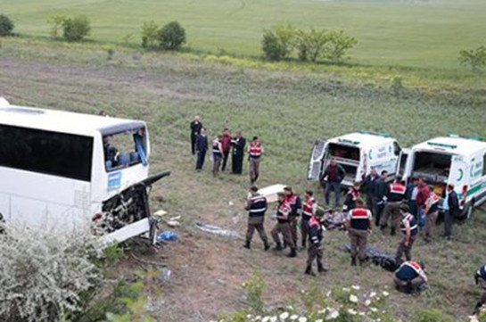 В Турции межгородской автобус упал в ущелье. погибли 8 человек