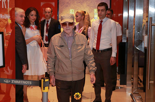 Շառլ Ազնավուրը ժամանել է Երևան (Լուսանկարներ)