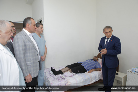 Ара Баблоян навестил раненого в Карабахе военнослужащего