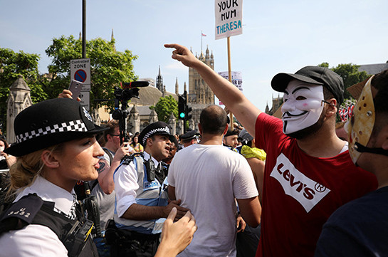 Тысячи человек в Лондоне протестуют против политики властей
