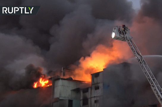 Крупный пожар бушует в торговом центре в Перу (Видео)