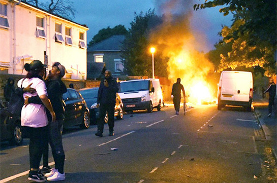 На востоке Лондона произошли столкновения протестующих с полицией (Видео)