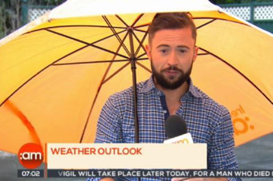 В Ирландии телеведущего сдуло ветром во время прогноза погоды (Видео)