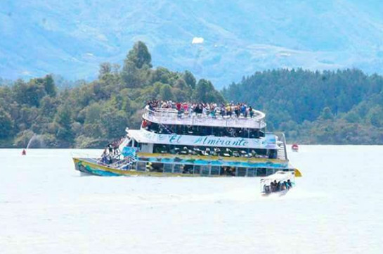 Прогулочное судно со 150 туристами затонуло в Колумбии