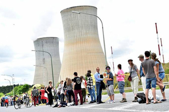 Более 50 тыс. человек выстроили «живую цепь»  в 90 км, требуя закрыть АЭС в Бельгии
