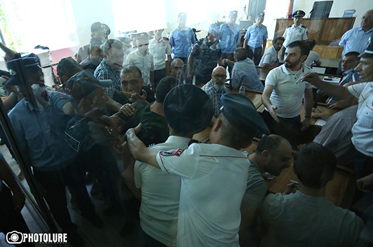 «Սասնա ծռերի» գործով նիստում ոստիկանների հետ քաքշուկն առաջացել է, երբ Արեգ Կյուրեղյանը գրություն է փորձել փոխանցել փաստաբանին