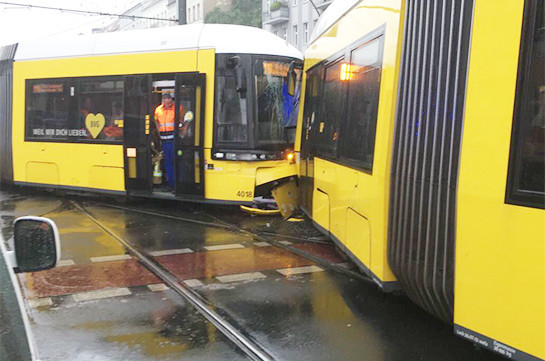 В столкновении двух трамваев в Берлине пострадали 27 человек
