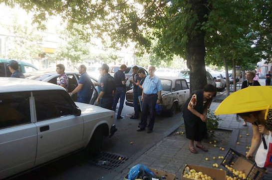 Ոստիկանները տշել են փողոցում 2 կգ ծիրան ու բալ ծախող տատիկների դույլն ու արկղը. Լուսանկարներ