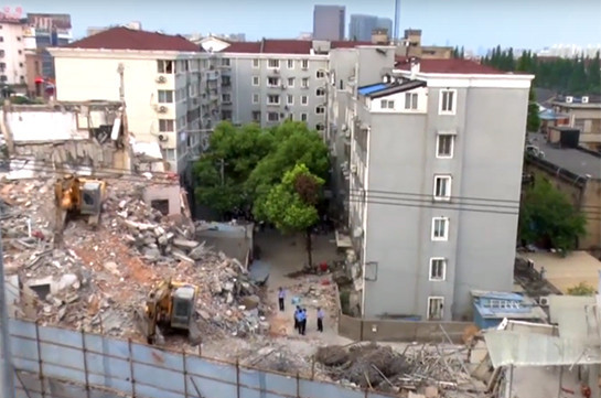 В Шанхае при обрушении здания погибли пять человек (Видео)