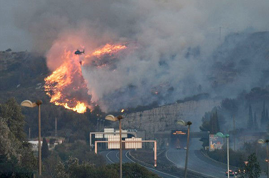 На юге Франции эвакуировали около 10 тысяч человек из-за природного пожара (Видео)