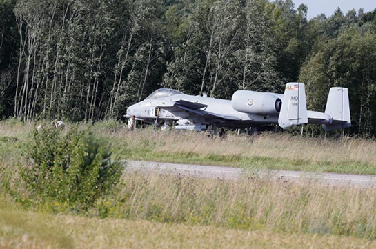 В Эстонии самолет США сел на трассу