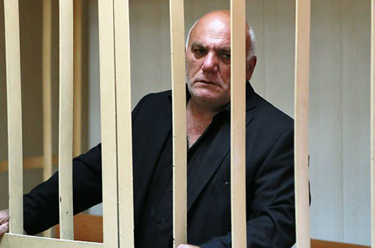 Մոսկվայի բանկերից մեկում պատանդներ վերցրած հայ գործարարը մասամբ ընդունել է մեղքը
