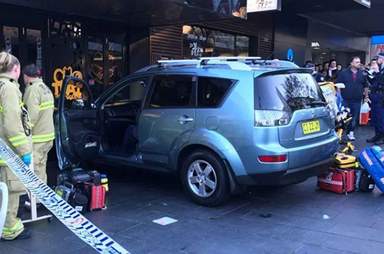 В Сиднее авто влетело в прохожих, есть пострадавшие. Видео
