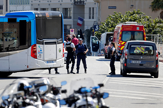 СМИ: автомобиль врезался в две автобусные остановки в Марселе. Фото