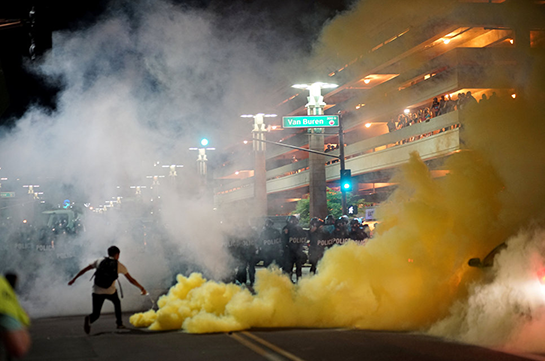 В Финиксе полиция применила слезоточивый газ против протестующих