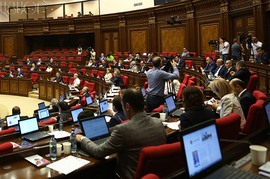 В парламенте в первом чтении принят спорный законопроект о Совете старейшин Еревана