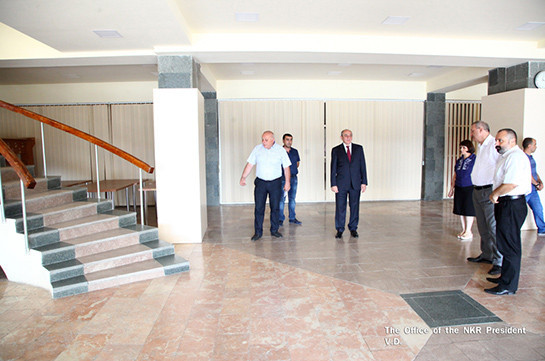 Бако Саакян посетил Дворец культуры и молодежи Степанакерта