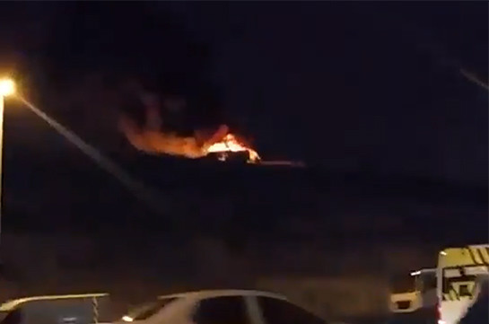 В аэропорту Стамбула самолет съехал с полосы и загорелся (Видео)