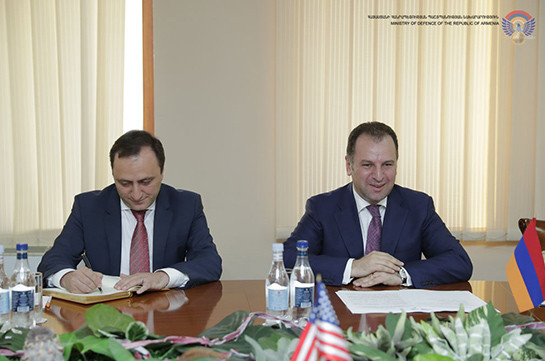 Министр обороны Армении встретился с конгрессменами США