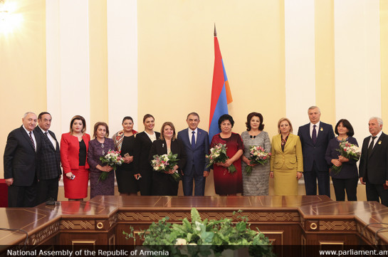 Ара Баблоян наградил группу педагогов из столицы и областей Армении