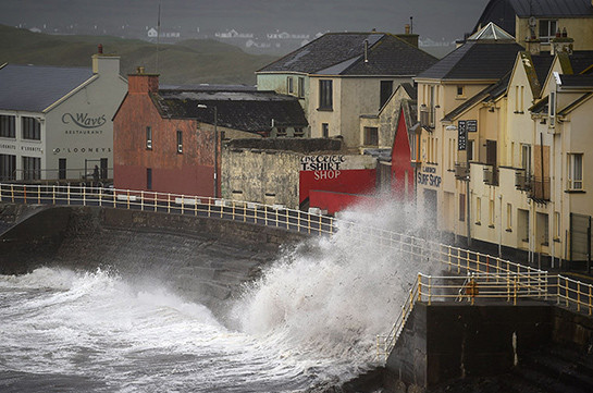 Իռլանդիայում «Օֆելիա» փոթորիկի հետևանքով 3 մարդ է մահացել