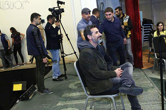 Серж Танкян присутствовал на репетиции симфонии «Орка» в Ереване (Видео)