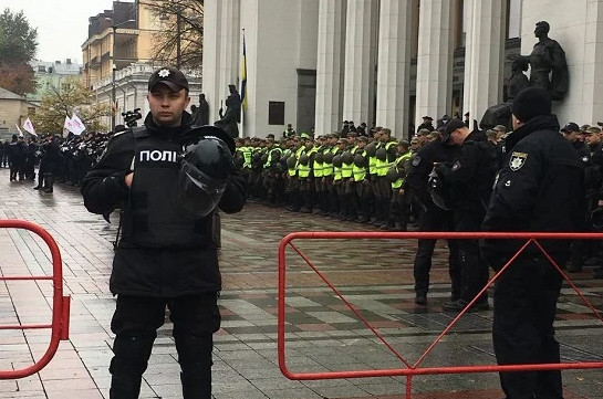 Հանրահավաք Ռադայի դիմաց. Ուժայինները զանգվածաբար ստուգում են ակտիվիստների իրերն ու փաստաթղթերը