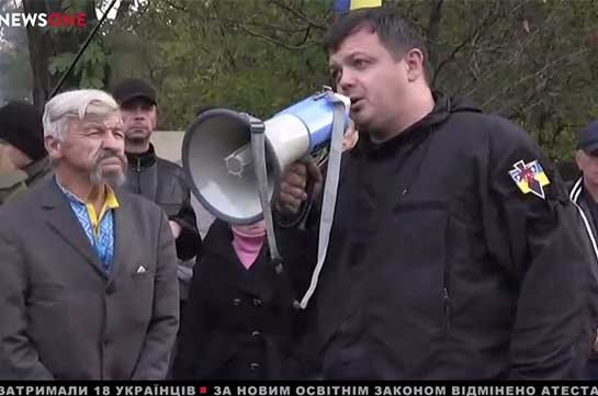 Գերագույն Ռադայի մոտ ակտիվիստները քննարկել են այսօրվա օրակարգը (Տեսանյութ)