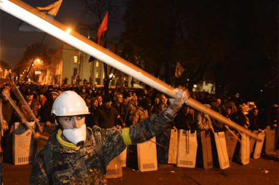 Կիևում ակտիվիստները զինվել են վահաններով վրանային ճամբարը պաշտպանելու համար