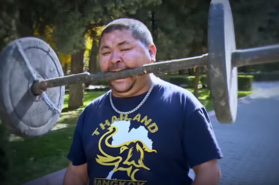 Житель Бишкека освоил «челюстной пауэрлифтинг» (Видео)