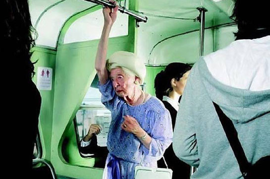 Британские ученые призвали не уступать пожилым людям место в транспорте