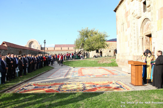 В Гандзасаре прошла церемония пожертвования арцахским церквям ковров, сотканных в армянском стиле