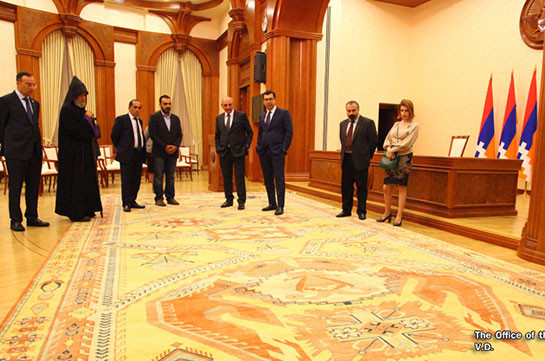 Президент Арцаха выразил признательность послу Армении в Ватикане и главе компании «Мегерян Карпет» за пожертвование ковров, сотканных в армянском стиле