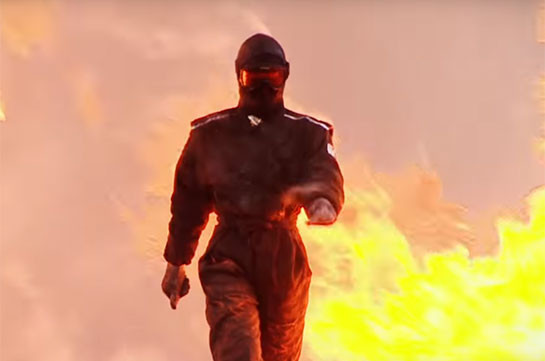 防護服の耐性テストで  炎の中を歩くロシア美人