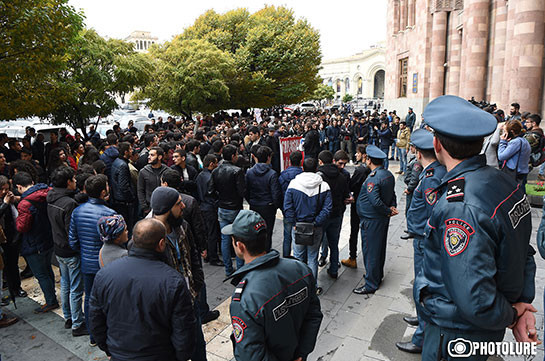 Протестующие против отмены отсрочки студенты решили встретиться с премьером