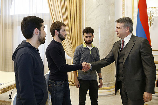 Виген Саркисян и Левон Мкртчян участвуют во встрече премьер-министра со студентами