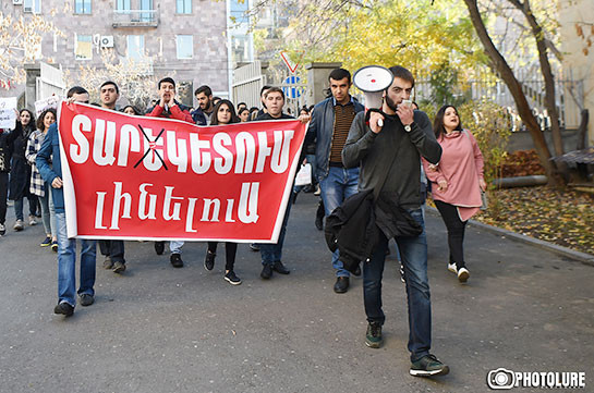 Протестующие против отмены отсрочки от армии студенты перекрыли в Ереване центральный проспект