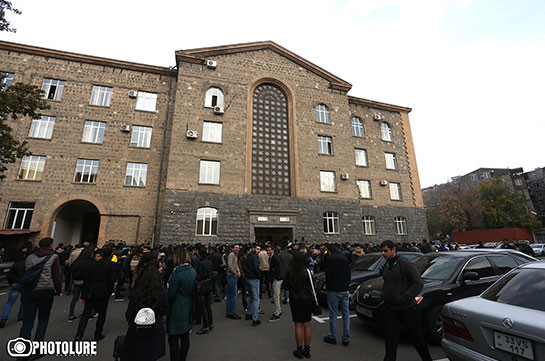 Акция протеста армянских студентов продолжается. Прямая трансляция