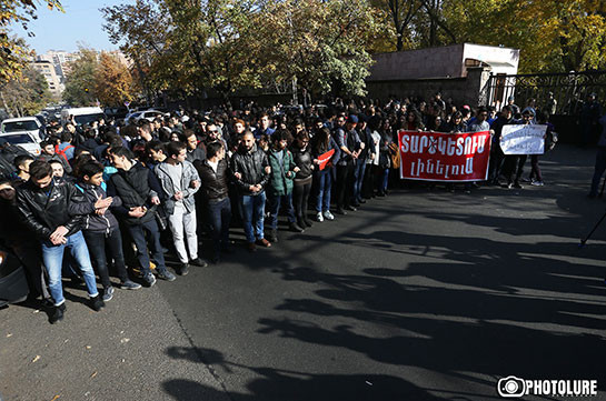 Студенты в Ереване продолжают протестовать против нового закона о военной службе
