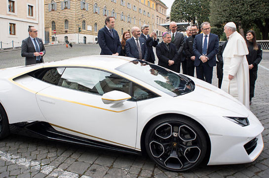 Папа Римский отдал шикарный Lamborghini на благотворительность (Видео)