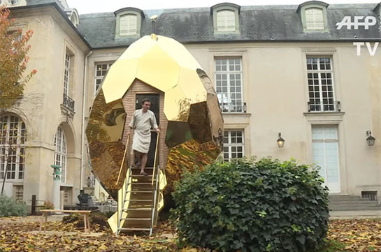 Сауна в виде золотого яйца в Париже (Видео)