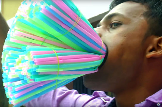 Индиец установил мировой рекорд, засунув в рот 459 соломинок