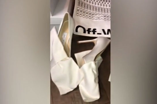 Ким Кардашьян показала пластиковые туфли (Видео)