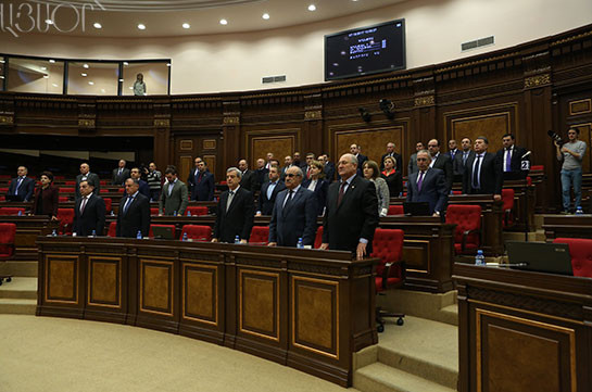 Депутаты парламента Армении минутой молчания почтили память жертв Спитакского землетрясения