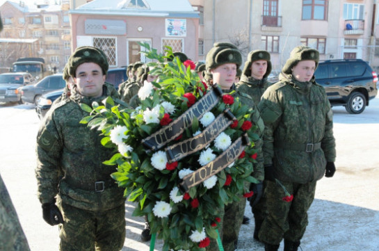 В Армении российские военнослужащие почтили память погибших воинов-ликвидаторов землетрясения