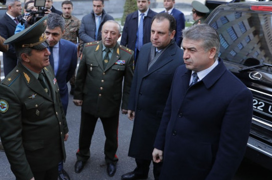 Премьер побывал на выставке новых образцов военной техники и вооружений в Минобороны Армении