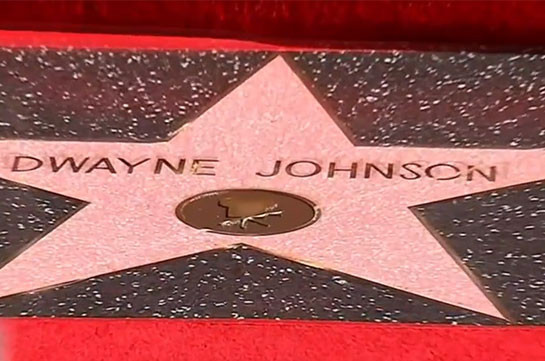 Именная звезда Дуэйн «Скалы» Джонсона появилась на Аллее славы Голливуда (Видео)